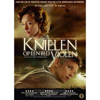 Knielen op een bed violen